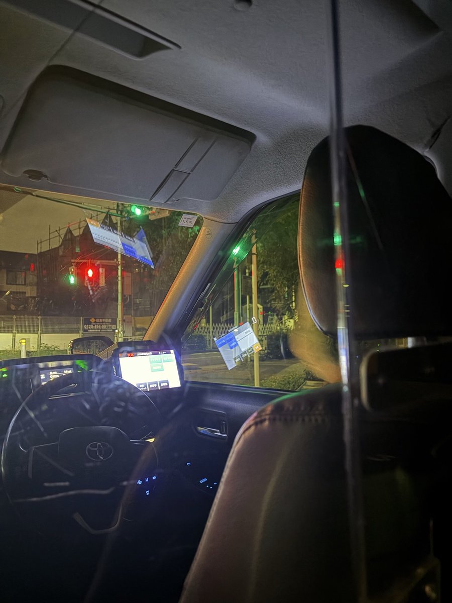 uchimaslimclub's tweet photo. ビックリした〜！！

目を覚ましたら、運転手がいない。

乗り捨てか⁉️

気さくで良い人そうだったのに。
やられたわ。
さすがに俺が運転するのはな。

色々考えていると、運転手が戻ってきた。

プッシュ式の信号機だったので、自ら押しに行ったそうです。

やっぱり良い人だった。 https://t.co/X7g3ClyH48