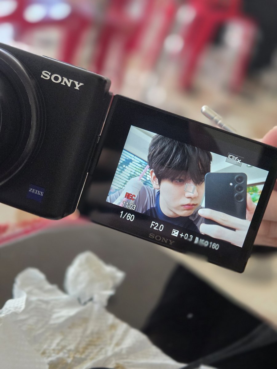 po1i25's tweet photo. 브이로그 찍는 게 절대 쉬운 일은 아니잖아 카메라를 계속 들고 다녀야 하니까 말이나 행동에도 어느 정도 제한이 생기고 신경 써야 할 것도 많고 솔직히 귀찮고 번거로운 일인데 ㅋㅋㅋ 특히 휴가처럼 아무것도 신경 쓰지 않고 편하게 쉬고 놀고 싶은 시간에는 굳이 카메라까지 챙겨서 기록하지 않아도 되잖아 안 해도 되는 일인데 우리가 좋아한다는 이유로 기꺼이 해주는 거라서 어떻게 감동을 안 받을 수 있겠슨... 이런 행동 하나하나에서 수빈이가 모아들을 얼마나 생각하고 있는지가 느껴져서 너무 좋음