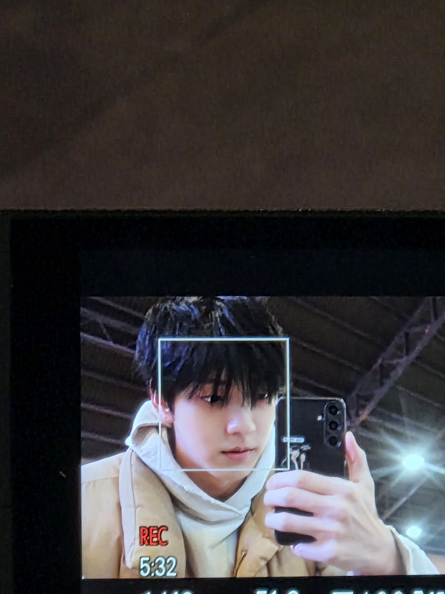 po1i25's tweet photo. 브이로그 찍는 게 절대 쉬운 일은 아니잖아 카메라를 계속 들고 다녀야 하니까 말이나 행동에도 어느 정도 제한이 생기고 신경 써야 할 것도 많고 솔직히 귀찮고 번거로운 일인데 ㅋㅋㅋ 특히 휴가처럼 아무것도 신경 쓰지 않고 편하게 쉬고 놀고 싶은 시간에는 굳이 카메라까지 챙겨서 기록하지 않아도 되잖아 안 해도 되는 일인데 우리가 좋아한다는 이유로 기꺼이 해주는 거라서 어떻게 감동을 안 받을 수 있겠슨... 이런 행동 하나하나에서 수빈이가 모아들을 얼마나 생각하고 있는지가 느껴져서 너무 좋음