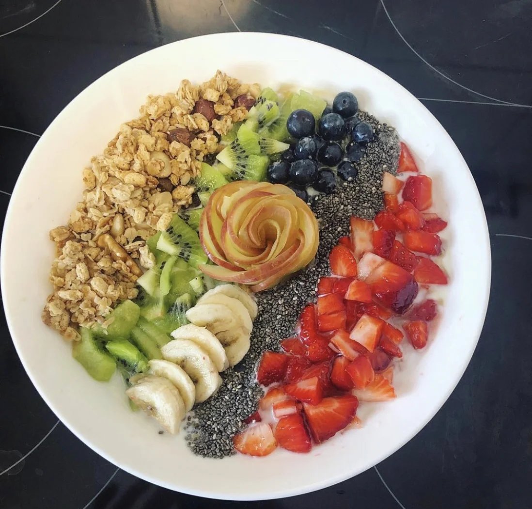 MarquisBruzck's tweet photo. [Busy weekday win: quick homemade oatmeal bowl with fresh blueberries and a dash of honey. Warm, tasty, and ready in 5 mins!] https://t.co/ZQ5KvLTOz3
