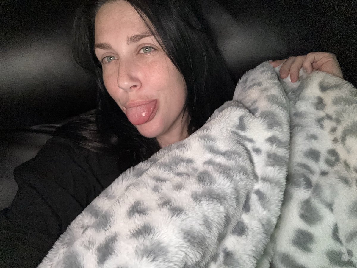 Taynotswift69's tweet photo. How’s your night going? 🥰 https://t.co/psQJqyBEY7