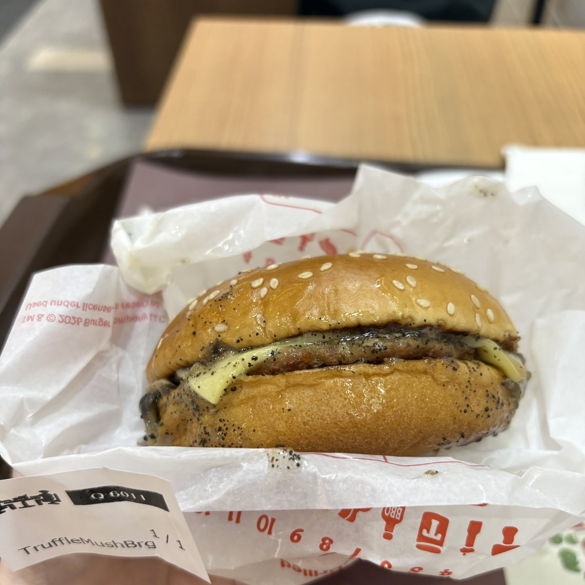 ___ryan59's tweet photo. 山田涼介さんおすすめのバーガーキングのトリュフバーガーくっっっっそ美味い たぶんやまてゃはもうちょい高いアンガス牛の方かな？知らんけど https://t.co/11S67m9EUb