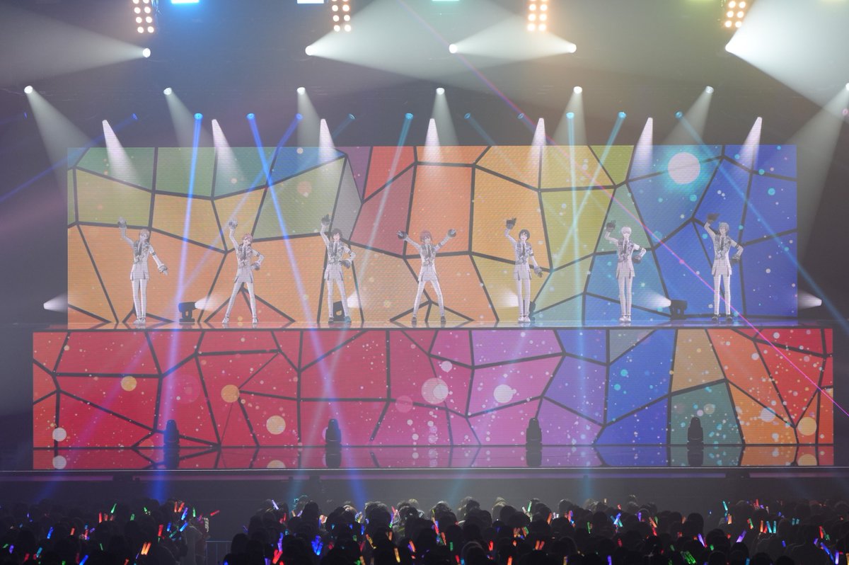 iD7_VISIBLIVE's tweet photo. 「THE POLiCY」でステージが7分割された演出は、「Op.7」での演出とパフォーマンスをオマージュしています。
 間奏後の大和くん・三月くん・ナギくん、環くん・壮五くん、一織くん・陸くんそれぞれの組み合わせでのファンサにも注目です！(スタッフ)

 #���んなで見よう4J https://t.co/EujBDJXxzm