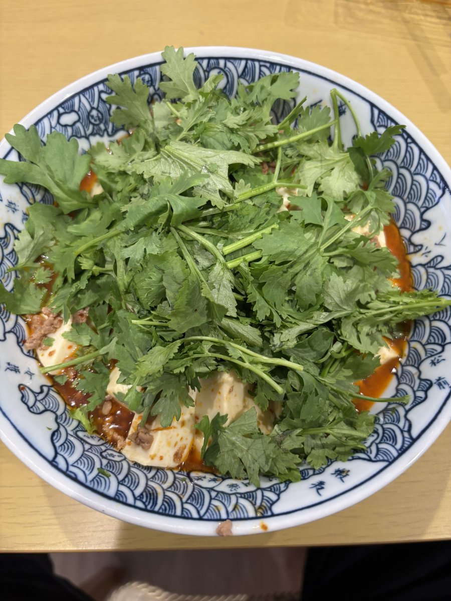 hiro701's tweet photo. 昨日の晩飯は麻婆豆腐作ったんですけど、パクチーをハサミでザクザク切ってたら指まで逝ってもうた😂 https://t.co/tWB6lFvE9G