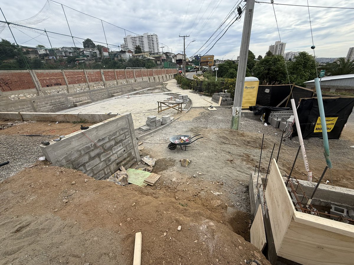 EilersJunta's tweet photo. [HILO 🧵 3/4: INTEGRACIÓN TOTAL CON EL BARRIO] ♿🌳
Desde La Puntilla se aprecia la conexión directa hacia el área de juegos infantiles y la rampa de acceso universal junto al auditorio. Un espacio cívico, deportivo y seguro para toda la comunidad. https://t.co/bklW05Xjd8