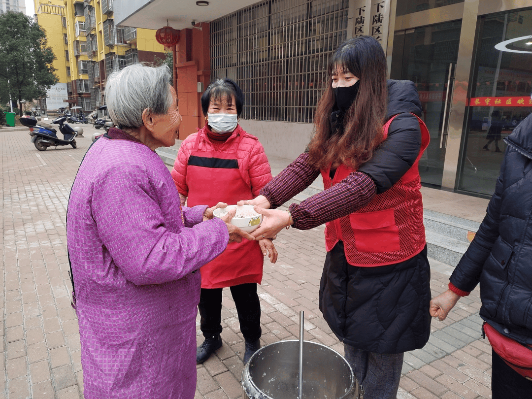 AltonBeals's tweet photo. Volunteered at the community winter food drive today—helped distribute warm meals to elderly neighbors, even got a handmade cookie from a sweet kid afterward. Small acts make big differences! ， https://t.co/ujC8PGNwwt