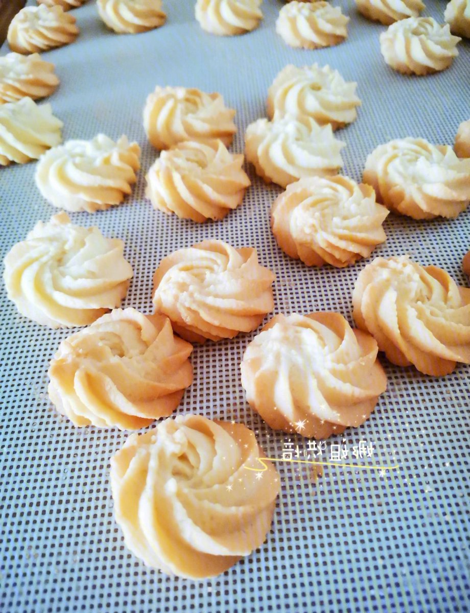 AnnaChallblrgy's tweet photo. Just pulled the fluffiest vanilla butter cookies from the oven—warm, buttery, and oozing with sweet vanilla scent. Baking tiny joys one tray at a time , https://t.co/100uWhtbMS