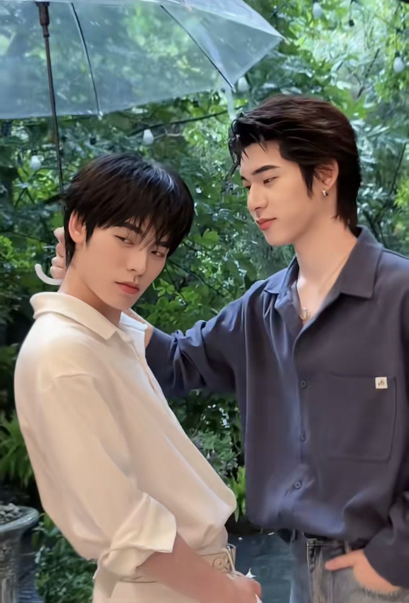 eeqlanwoil's tweet photo. พูดได้ไหมว่าฮีทรีตน้องป๋อดีจริงๆ .-. เช็ดหน้าให้ แล้วยังกางร่มก็กลางอยู่ตรงป๋อ ฮีแทบจะขอบร่มแล้วด้วยซ้ำ love language ดูง่ายๆ เช่นตี๋ป๋อ🥹🤛🏻♥️ https://t.co/L0OfCukQ2v