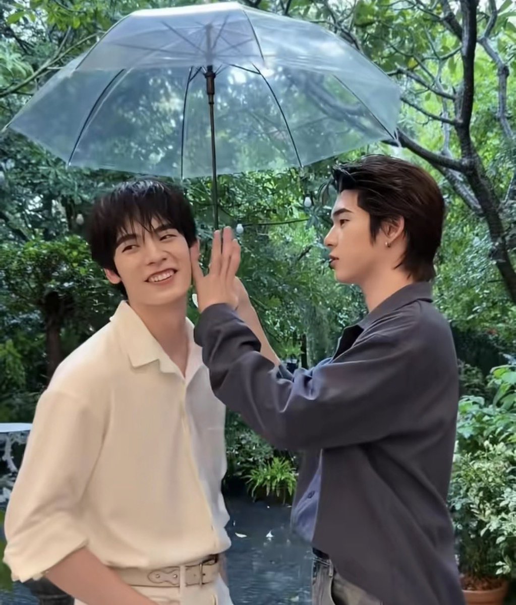 eeqlanwoil's tweet photo. พูดได้ไหมว่าฮีทรีตน้องป๋อดีจริงๆ .-. เช็ดหน้าให้ แล้วยังกางร่มก็กลางอยู่ตรงป๋อ ฮีแทบจะขอบร่มแล้วด้วยซ้ำ love language ดูง่ายๆ เช่นตี๋ป๋อ🥹🤛🏻♥️ https://t.co/L0OfCukQ2v