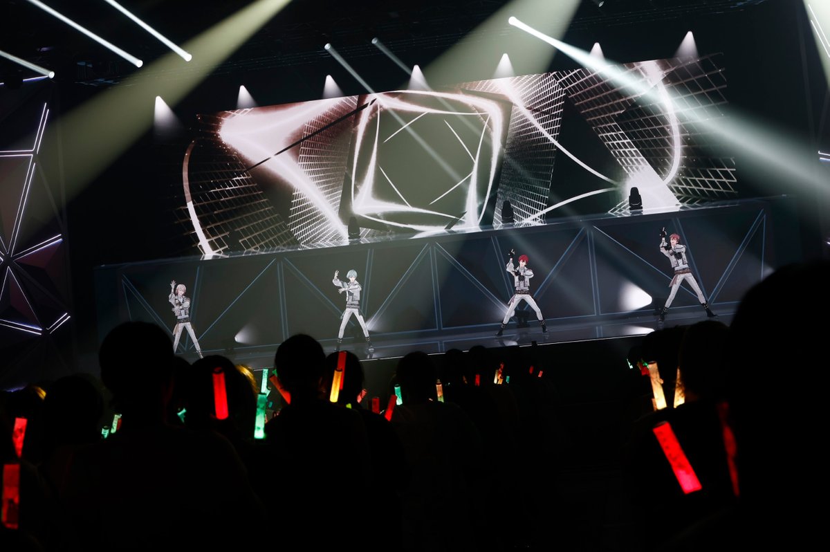 iD7_VISIBLIVE's tweet photo. 「4-ROAR」では、彼らがステージに姿を現したその瞬間、一気にŹOOĻの世界へと引き込んでいく4人の力強さを感じていただけるのではないでしょうか。
 パフォーマンスをより格好よく見せるため照明にもこだわりました。
 4人の牙ポーズも是非チェックしてくださいね！(スタッフ)

#みんなで見よう4J https://t.co/D97m4N8yB1