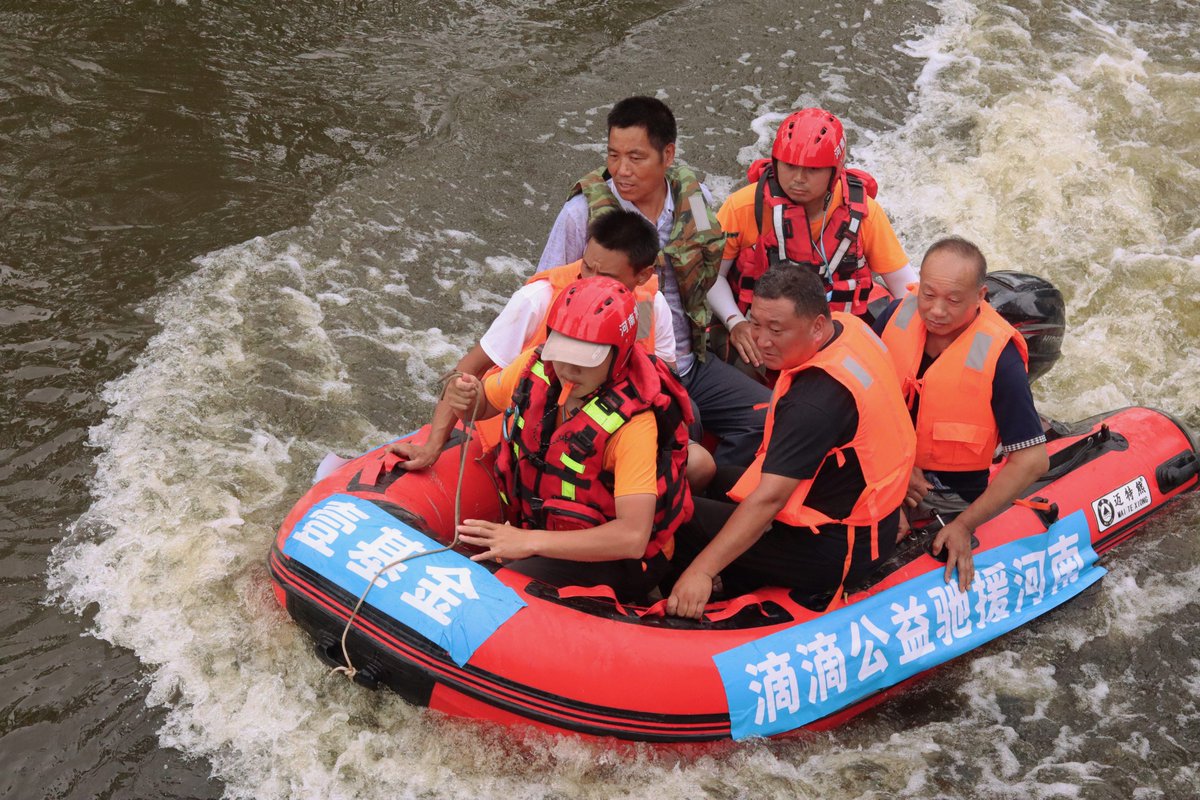 GerardKiongo's tweet photo. The volunteer team crossed the river at dawn to help Mr. Zhan, and no one dares to mock our sincere dedication.， https://t.co/eHTaQ7ZrfK