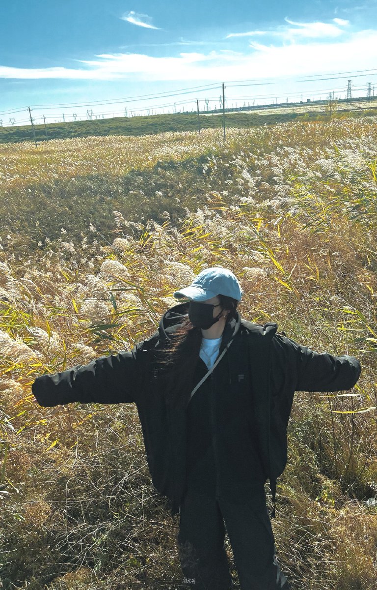 LoretteBejfjr's tweet photo. Hoy visitamos a los fieles en el lugar antiguo, el viento fuerte mueve los campos y el corazón se llena de emoción. https://t.co/XoJZDxoMHX