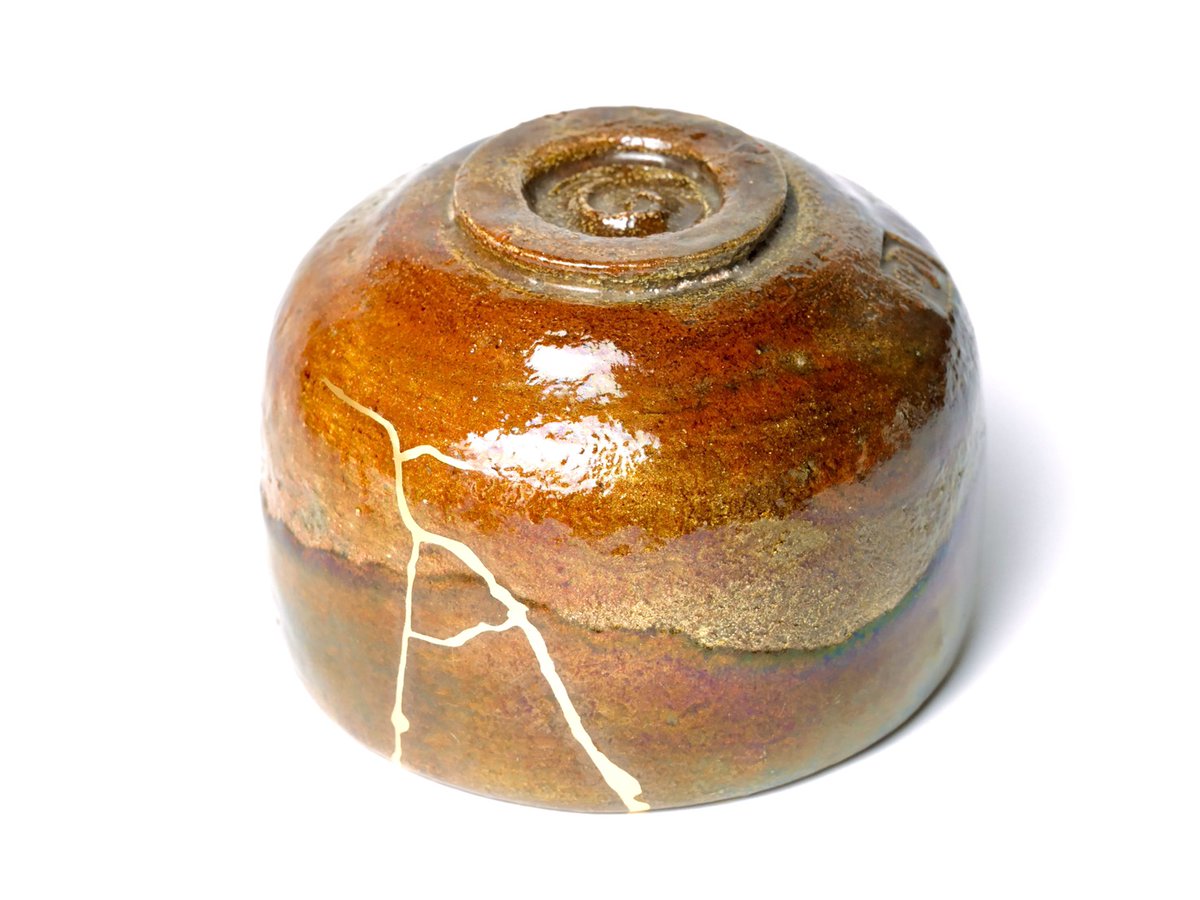 tsugu_kintsugi's tweet photo. 割れを金継ぎで修復し、ヒビの軌跡を景色として生かした抹茶碗です。 https://t.co/WRuKTc276o