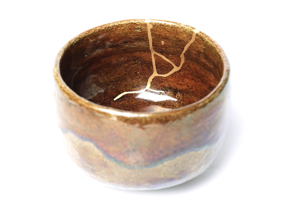 tsugu_kintsugi's tweet photo. 割れを金継ぎで修復し、ヒビの軌跡を景色として生かした抹茶碗です。 https://t.co/WRuKTc276o
