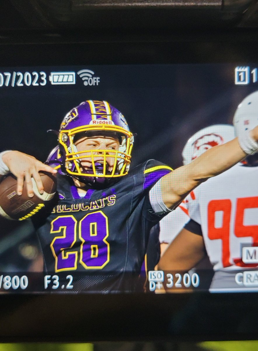 pHalfacre_STL's tweet photo. Final.
Eureka (4-1, 2-0 Suburban Conference) picks up a 35-24 win over Kirkwood.
Eureka's Kem with 311 yards of total offense and four touchdowns. 
Eureka's Sumner with his 100th career coaching victory https://t.co/NWZr0r3ijW