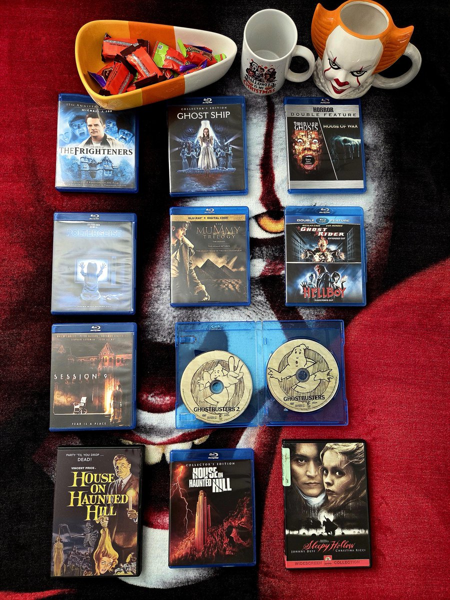 Jeanna350's tweet photo. Finally Fuckin Movie Time!💿 Last weekend in September calls for Ghosts &amp; Mummies! 🤕👻 Have a fantastic night &amp; stay safe!🤗🖤🤗🖤🎬🍿🩸🤕👻🔪☕️🍾🍫🎃🍂🎃🤘🏼 https://t.co/j4JPmjG2FO