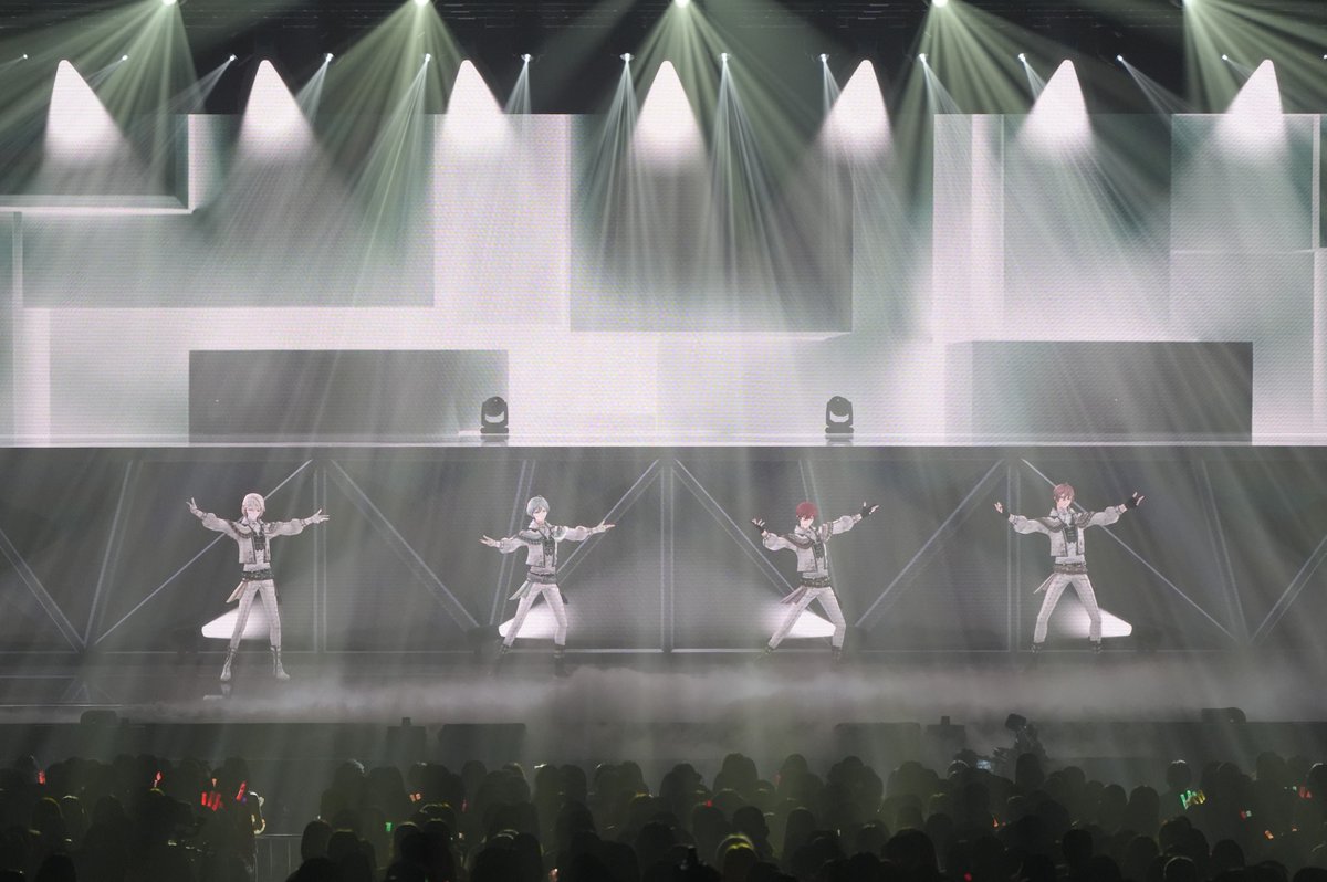 iD7_VISIBLIVE's tweet photo. 本ツアーでは様々なパフォーマンスに挑戦してきたŹOOĻ。
 スモークから現れる、4人の最初のポーズを軸に、「Ache」の振付はスタートします。
 最後までメッセージ性の強い振付でこだわった1曲です！(スタッフ)

#みんなで見よう4J https://t.co/Jo9pWfvuW6