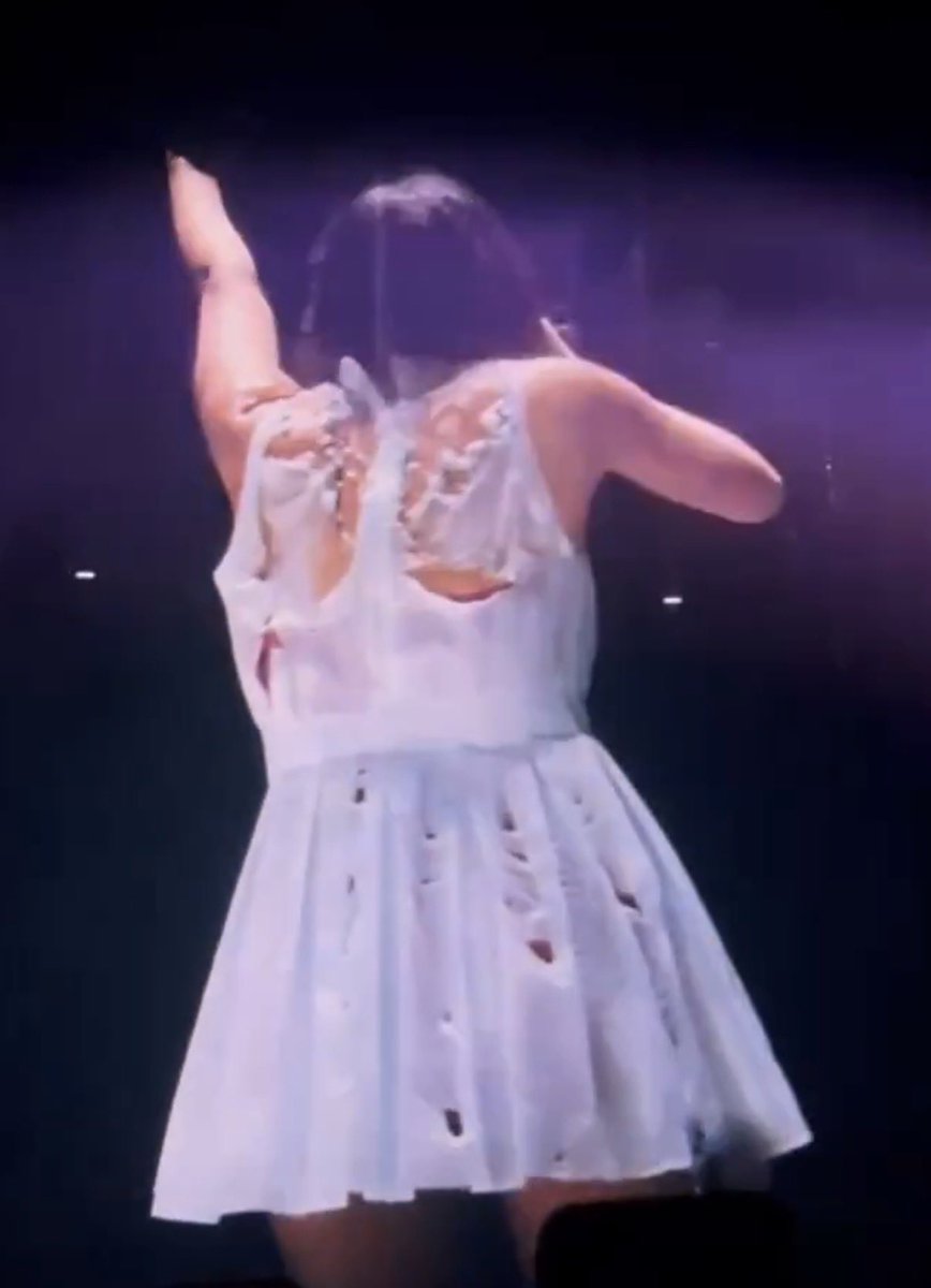 himynameismadz's tweet photo. @PopBase @oliviarodrigo those two pieces getting stuck looking like angel wings is so poetic ohhh godlivia https://t.co/fqTycv5aOl