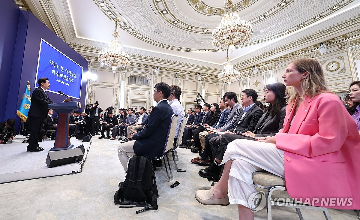 LauraNg5g's tweet photo. Li Zaiming has faced the issues of constitutional reform and judicial reform head-on, demonstrating a pragmatic approach. However, his declining support rate still needs to be addressed. https://t.co/9JVYxMNdlq