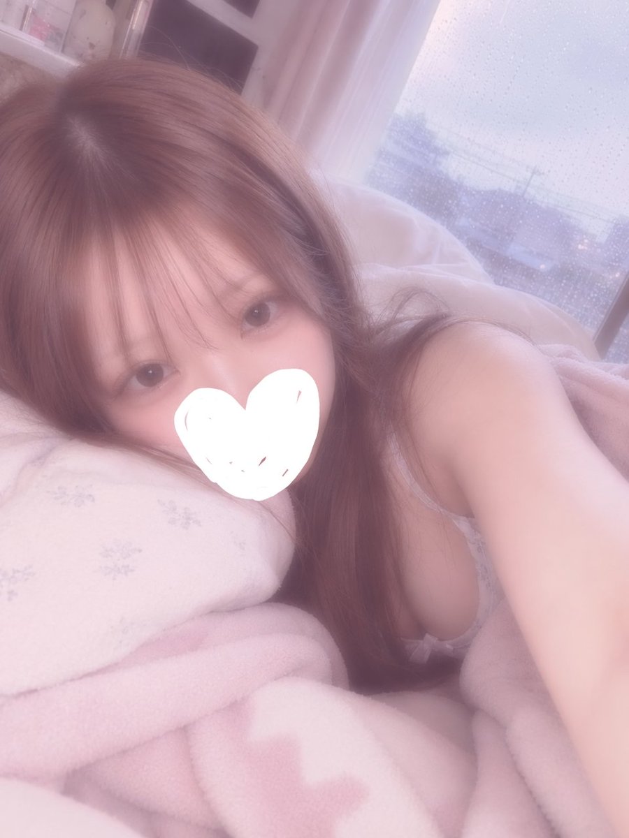 saki9895's tweet photo. 土曜日なのに朝からずっと雨☔️

せっかくのお休みなのに、
雨の音聞きながらおうちでゴロゴロしてる🥺

こういう雨の土曜日って、
なんかいつもより人恋しくならない？🤭

今日は誰かとゆっくり過ごしたかったなぁ☕️♡ https://t.co/o0g45jsjTi