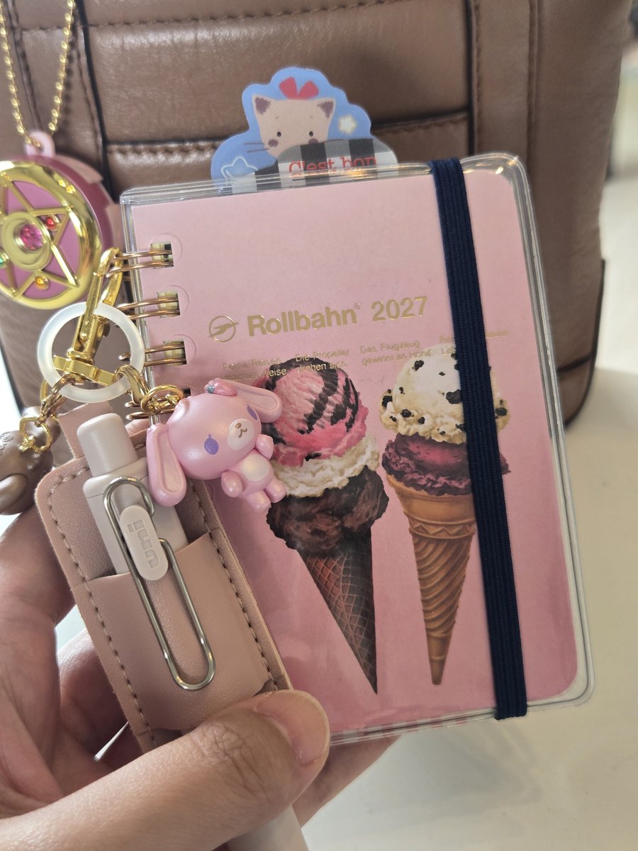 knp0213's tweet photo. やっと自分のカバンに入るサイズの手帳見つけた🍨 https://t.co/OpkFqb43jw