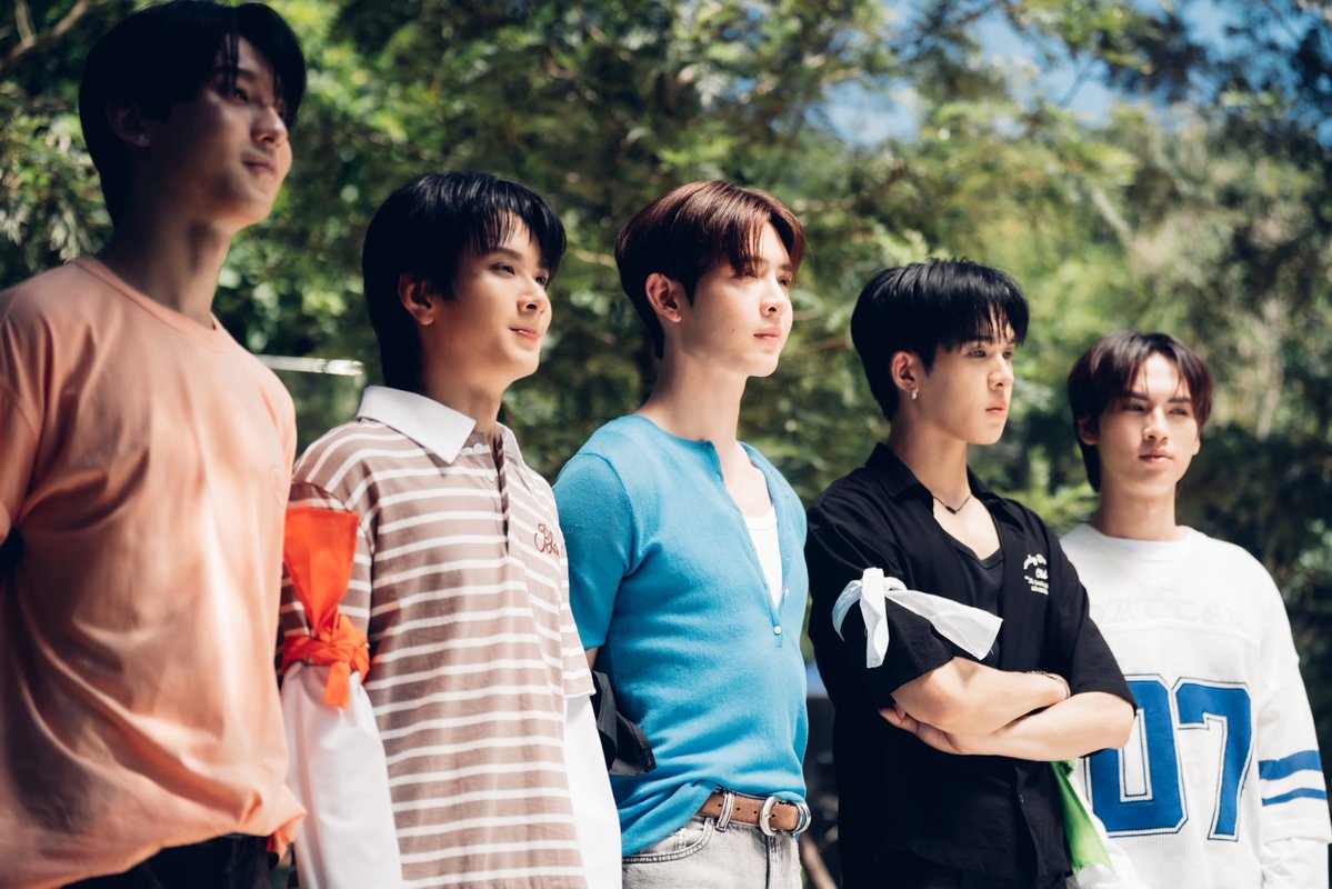 MrFanboySeries's tweet photo. เรื่องย่อ “รักสุดใจนายแฟนบอย Mr. Fanboy Series” EP.5

จากคลิปหลุดผิดคิวของ “ว่าน” กับ “เติร์ด” ทำให้ชาวโซเชียลโพสต์โจมตี “ว่าน” อย่างหนักหน่วง จน “นอร์ท” ในฐานะผู้จัดซีรีส์รีบวางแผนแก้เกม พร้อมเพิ่มกระแสให้ซีรีส์ The Deep Between Us ด้วยการจับนักแสดงทุกคนไปใช้ชีวิตร่วมกันในต่างจังหวัด เพื่อถ่ายทำคอนเทนต์โปรโมตซีรีส์ โดยออกกฎเหล็กว่า ห้ามผู้จัดการนักแสดงไปร่วมทริปด้วย

ทริปรวมตัวเฉพาะกิจของ “เติร์ด-ไนน์-ว่าน-เร็นจิ-ธาม” มีเรื่องราวเกิดขึ้นมากมาย “ว่าน” ได้เห็นอีกด้านของ “พี่ไนน์” ที่เขาคาดไม่ถึง ขณะเดียวกัน “เติร์ด” ก็เข้ามาใกล้ชิดจนทำให้ “ว่าน” เริ่มรู้สึกว่า ที่ผ่านมาเขาอาจมีอคติกับผู้ชายคนนี้มากเกินไป

วันบวงสรวงซีรีส์มาถึง “เติร์ด-ไนน์” ในฐานะนักแสดงคู่จิ้นหลักของซีรีส์ มีแฟนคลับตามมาให้กำลังใจในงานมากมาย แต่ที่น่าสนใจไม่แพ้กันก็คือ “ว่าน” ก็ได้รับเสียงกรี๊ดจากแฟน ๆ และความสนใจจากสื่อมวลชน ในฐานะนักแสดงหน้าใหม่ที่กำลังมีกระแส และแน่นอนว่า สิ่งนี้ไม่ใช่สิ่งที่ถูกใจ “ไนน์” อย่างแน่นอน

ติดตามได้ใน “รักสุดใจนายแฟนบอย Mr. Fanboy Series EP.5” วันเสาร์ที่ 26 กันยายนนี้

📺 รับชม “รักสุดใจนายแฟนบอย Mr. Fanboy Series” พร้อมกันทุกวันเสาร์เวลา 22.30 น. ทางช่อง one 31

🎥 ดูออนไลน์เวอร์ชัน UNCUT เวลา 23.30 น. บนแอป iQIYI และเว็บ https://t.co/CH45u7mlJy ที่เดียวเท่านั้น

#รักสุดใจนายแฟนบอยSeries
#MrFanboySeries