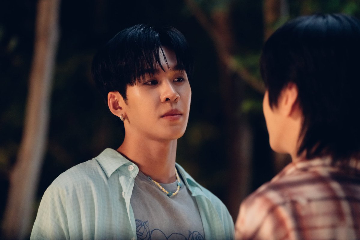 MrFanboySeries's tweet photo. เรื่องย่อ “รักสุดใจนายแฟนบอย Mr. Fanboy Series” EP.5

จากคลิปหลุดผิดคิวของ “ว่าน” กับ “เติร์ด” ทำให้ชาวโซเชียลโพสต์โจมตี “ว่าน” อย่างหนักหน่วง จน “นอร์ท” ในฐานะผู้จัดซีรีส์รีบวางแผนแก้เกม พร้อมเพิ่มกระแสให้ซีรีส์ The Deep Between Us ด้วยการจับนักแสดงทุกคนไปใช้ชีวิตร่วมกันในต่างจังหวัด เพื่อถ่ายทำคอนเทนต์โปรโมตซีรีส์ โดยออกกฎเหล็กว่า ห้ามผู้จัดการนักแสดงไปร่วมทริปด้วย

ทริปรวมตัวเฉพาะกิจของ “เติร์ด-ไนน์-ว่าน-เร็นจิ-ธาม” มีเรื่องราวเกิดขึ้นมากมาย “ว่าน” ได้เห็นอีกด้านของ “พี่ไนน์” ที่เขาคาดไม่ถึง ขณะเดียวกัน “เติร์ด” ก็เข้ามาใกล้ชิดจนทำให้ “ว่าน” เริ่มรู้สึกว่า ที่ผ่านมาเขาอาจมีอคติกับผู้ชายคนนี้มากเกินไป

วันบวงสรวงซีรีส์มาถึง “เติร์ด-ไนน์” ในฐานะนักแสดงคู่จิ้นหลักของซีรีส์ มีแฟนคลับตามมาให้กำลังใจในงานมากมาย แต่ที่น่าสนใจไม่แพ้กันก็คือ “ว่าน” ก็ได้รับเสียงกรี๊ดจากแฟน ๆ และความสนใจจากสื่อมวลชน ในฐานะนักแสดงหน้าใหม่ที่กำลังมีกระแส และแน่นอนว่า สิ่งนี้ไม่ใช่สิ่งที่ถูกใจ “ไนน์” อย่างแน่นอน

ติดตามได้ใน “รักสุดใจนายแฟนบอย Mr. Fanboy Series EP.5” วันเสาร์ที่ 26 กันยายนนี้

📺 รับชม “รักสุดใจนายแฟนบอย Mr. Fanboy Series” พร้อมกันทุกวันเสาร์เวลา 22.30 น. ทางช่อง one 31

🎥 ดูออนไลน์เวอร์ชัน UNCUT เวลา 23.30 น. บนแอป iQIYI และเว็บ https://t.co/CH45u7mlJy ที่เดียวเท่านั้น

#รักสุดใจนายแฟนบอยSeries
#MrFanboySeries