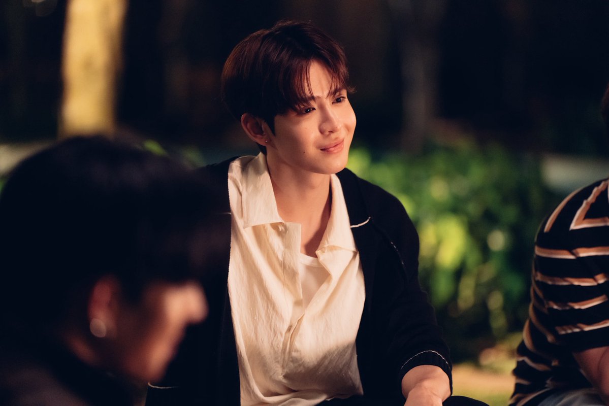 MrFanboySeries's tweet photo. เรื่องย่อ “รักสุดใจนายแฟนบอย Mr. Fanboy Series” EP.5

จากคลิปหลุดผิดคิวของ “ว่าน” กับ “เติร์ด” ทำให้ชาวโซเชียลโพสต์โจมตี “ว่าน” อย่างหนักหน่วง จน “นอร์ท” ในฐานะผู้จัดซีรีส์รีบวางแผนแก้เกม พร้อมเพิ่มกระแสให้ซีรีส์ The Deep Between Us ด้วยการจับนักแสดงทุกคนไปใช้ชีวิตร่วมกันในต่างจังหวัด เพื่อถ่ายทำคอนเทนต์โปรโมตซีรีส์ โดยออกกฎเหล็กว่า ห้ามผู้จัดการนักแสดงไปร่วมทริปด้วย

ทริปรวมตัวเฉพาะกิจของ “เติร์ด-ไนน์-ว่าน-เร็นจิ-ธาม” มีเรื่องราวเกิดขึ้นมากมาย “ว่าน” ได้เห็นอีกด้านของ “พี่ไนน์” ที่เขาคาดไม่ถึง ขณะเดียวกัน “เติร์ด” ก็เข้ามาใกล้ชิดจนทำให้ “ว่าน” เริ่มรู้สึกว่า ที่ผ่านมาเขาอาจมีอคติกับผู้ชายคนนี้มากเกินไป

วันบวงสรวงซีรีส์มาถึง “เติร์ด-ไนน์” ในฐานะนักแสดงคู่จิ้นหลักของซีรีส์ มีแฟนคลับตามมาให้กำลังใจในงานมากมาย แต่ที่น่าสนใจไม่แพ้กันก็คือ “ว่าน” ก็ได้รับเสียงกรี๊ดจากแฟน ๆ และความสนใจจากสื่อมวลชน ในฐานะนักแสดงหน้าใหม่ที่กำลังมีกระแส และแน่นอนว่า สิ่งนี้ไม่ใช่สิ่งที่ถูกใจ “ไนน์” อย่างแน่นอน

ติดตามได้ใน “รักสุดใจนายแฟนบอย Mr. Fanboy Series EP.5” วันเสาร์ที่ 26 กันยายนนี้

📺 รับชม “รักสุดใจนายแฟนบอย Mr. Fanboy Series” พร้อมกันทุกวันเสาร์เวลา 22.30 น. ทางช่อง one 31

🎥 ดูออนไลน์เวอร์ชัน UNCUT เวลา 23.30 น. บนแอป iQIYI และเว็บ https://t.co/CH45u7mlJy ที่เดียวเท่านั้น

#รักสุดใจนายแฟนบอยSeries
#MrFanboySeries