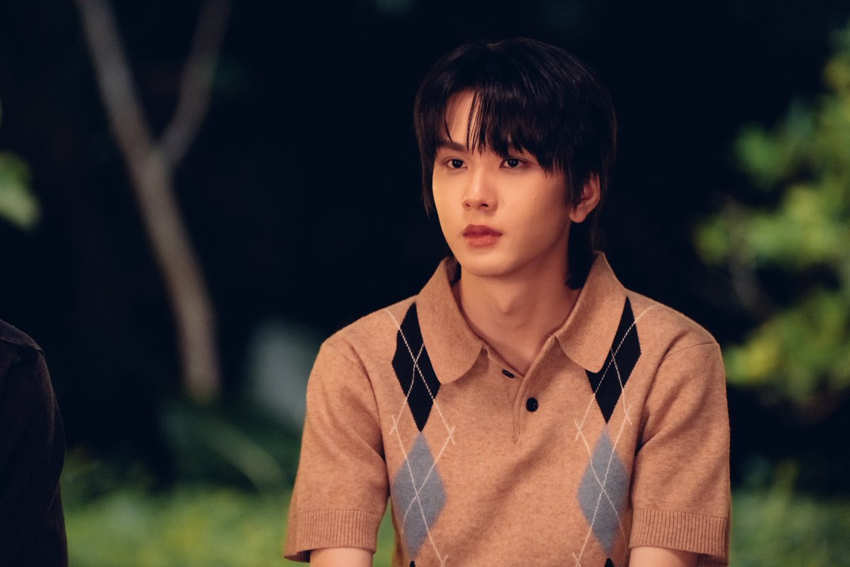 MrFanboySeries's tweet photo. เรื่องย่อ “รักสุดใจนายแฟนบอย Mr. Fanboy Series” EP.5

จากคลิปหลุดผิดคิวของ “ว่าน” กับ “เติร์ด” ทำให้ชาวโซเชียลโพสต์โจมตี “ว่าน” อย่างหนักหน่วง จน “นอร์ท” ในฐานะผู้จัดซีรีส์รีบวางแผนแก้เกม พร้อมเพิ่มกระแสให้ซีรีส์ The Deep Between Us ด้วยการจับนักแสดงทุกคนไปใช้ชีวิตร่วมกันในต่างจังหวัด เพื่อถ่ายทำคอนเทนต์โปรโมตซีรีส์ โดยออกกฎเหล็กว่า ห้ามผู้จัดการนักแสดงไปร่วมทริปด้วย

ทริปรวมตัวเฉพาะกิจของ “เติร์ด-ไนน์-ว่าน-เร็นจิ-ธาม” มีเรื่องราวเกิดขึ้นมากมาย “ว่าน” ได้เห็นอีกด้านของ “พี่ไนน์” ที่เขาคาดไม่ถึง ขณะเดียวกัน “เติร์ด” ก็เข้ามาใกล้ชิดจนทำให้ “ว่าน” เริ่มรู้สึกว่า ที่ผ่านมาเขาอาจมีอคติกับผู้ชายคนนี้มากเกินไป

วันบวงสรวงซีรีส์มาถึง “เติร์ด-ไนน์” ในฐานะนักแสดงคู่จิ้นหลักของซีรีส์ มีแฟนคลับตามมาให้กำลังใจในงานมากมาย แต่ที่น่าสนใจไม่แพ้กันก็คือ “ว่าน” ก็ได้รับเสียงกรี๊ดจากแฟน ๆ และความสนใจจากสื่อมวลชน ในฐานะนักแสดงหน้าใหม่ที่กำลังมีกระแส และแน่นอนว่า สิ่งนี้ไม่ใช่สิ่งที่ถูกใจ “ไนน์” อย่างแน่นอน

ติดตามได้ใน “รักสุดใจนายแฟนบอย Mr. Fanboy Series EP.5” วันเสาร์ที่ 26 กันยายนนี้

📺 รับชม “รักสุดใจนายแฟนบอย Mr. Fanboy Series” พร้อมกันทุกวันเสาร์เวลา 22.30 น. ทางช่อง one 31

🎥 ดูออนไลน์เวอร์ชัน UNCUT เวลา 23.30 น. บนแอป iQIYI และเว็บ https://t.co/CH45u7mlJy ที่เดียวเท่านั้น

#รักสุดใจนายแฟนบอยSeries
#MrFanboySeries