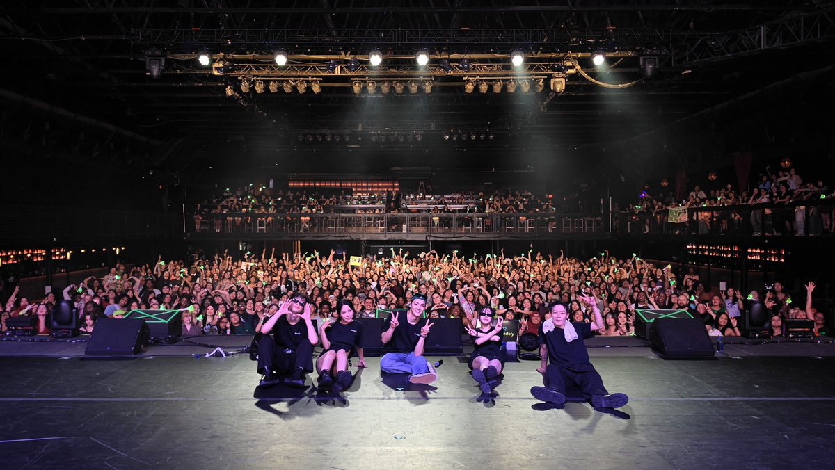 528hzkr's tweet photo. Dallas was a whole vibe tonight🔥
Y’all brought the HEATttt!!!

Thank you, Dallas Ahgase🐥💚
One more stop… CHICAGO, let’s goooo https://t.co/WRJzF2ebBl