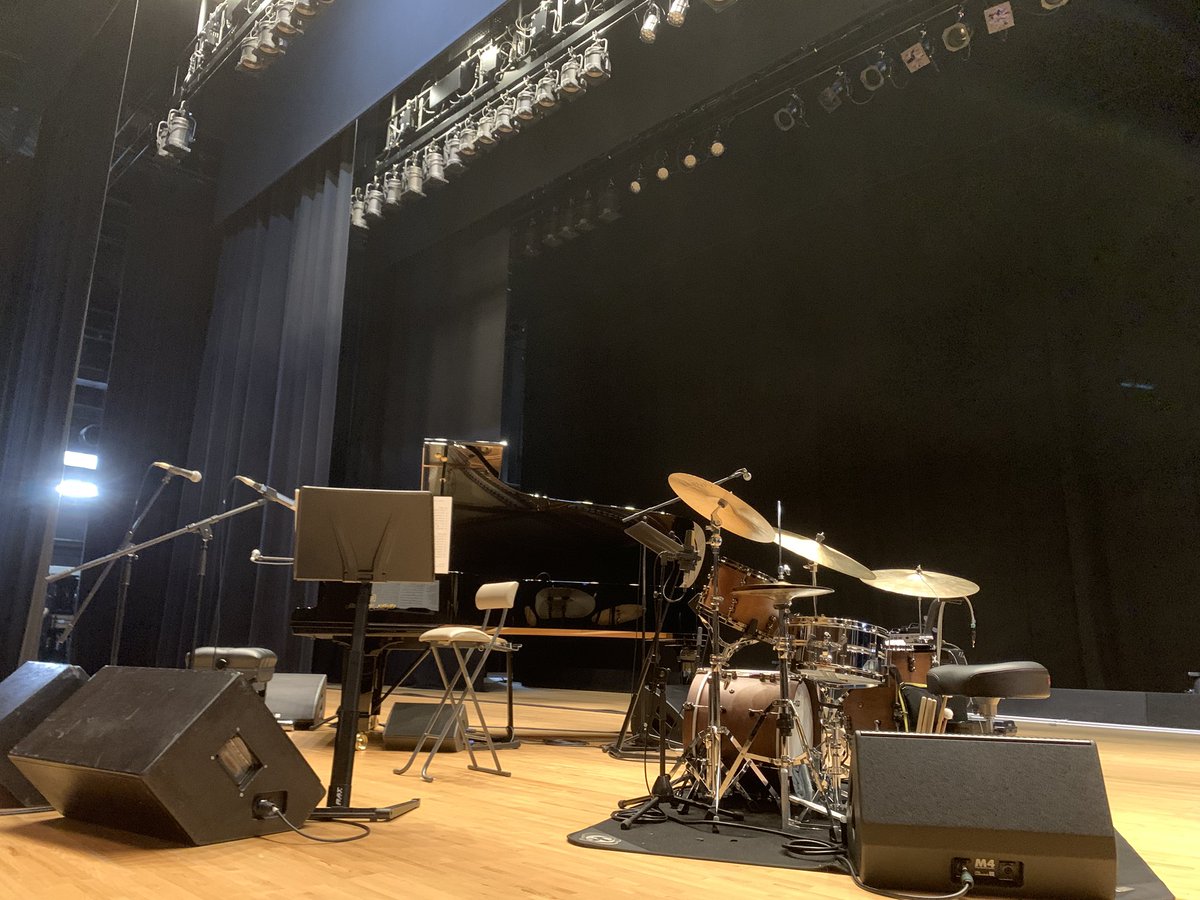 Michi_Edakawa's tweet photo. セッティングも終了しました。
メンバーが入るのを待ちます。
磐田市民文化会館かたりあ
新しい綺麗なホールです。
今日のステージも楽しみです。 https://t.co/FRh8KGVlbP