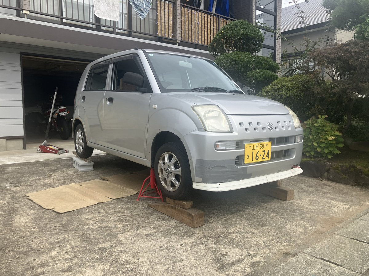 yellow86RR's tweet photo. 今日はアルト号のメンテナンス😊
下廻りが錆びない様にシャーシブラックをブシャー💦 https://t.co/3Z0p5QEo2F