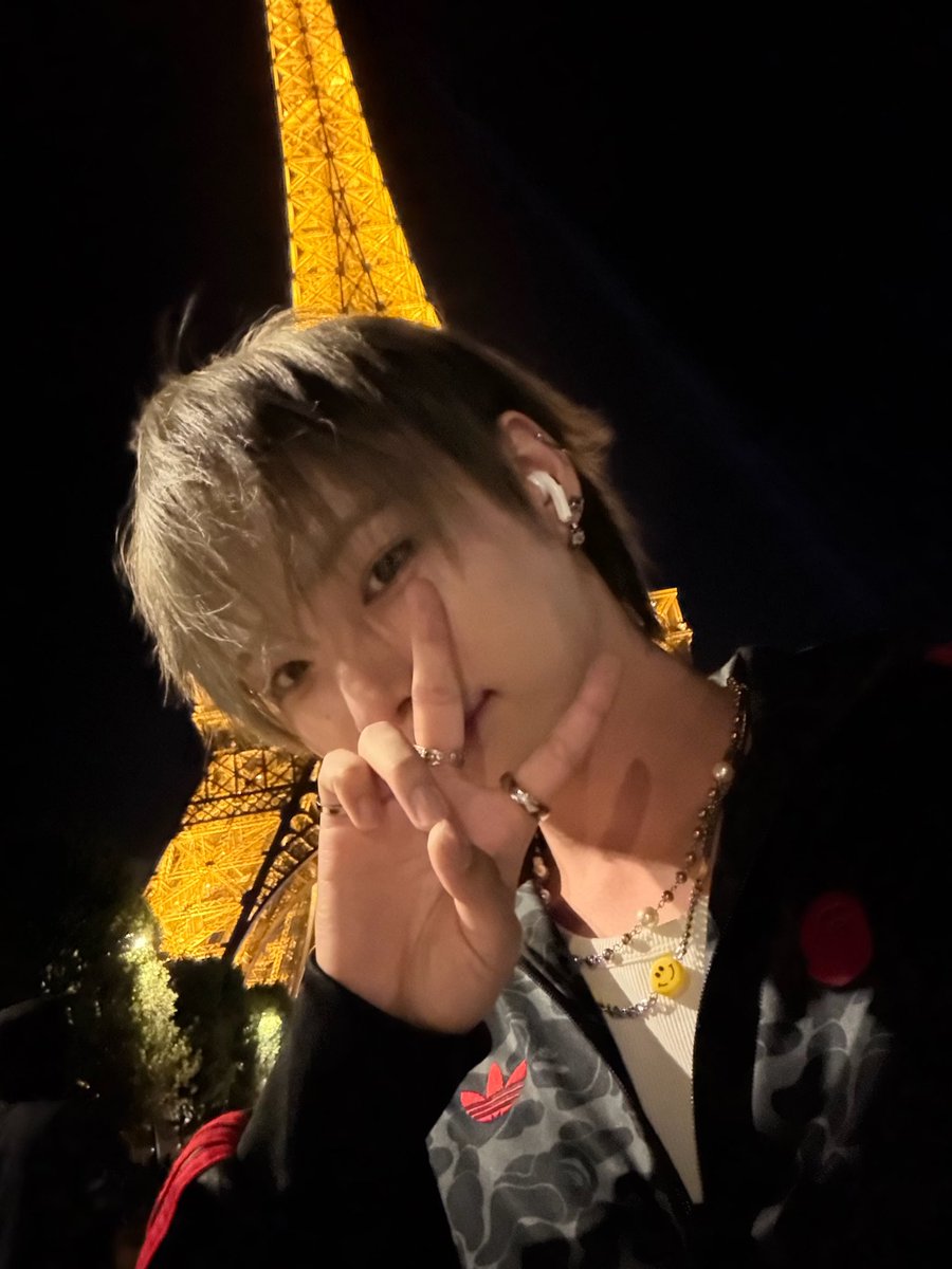 fromsiyun's tweet photo. 260923 💬 11:13PM CEST

🐯 (photo) x2
🐯 i took these in paris
🐯 i hope you like them
💬 do you like it siyuni
🐯 i
🐯 i like the vibe of film cameras so
🐯 i paid for it in-app
🐯 since there’s an event
🐯 990 won per month
🐯 it’s crazy right
🐯 super affordable https://t.co/NMxo7tobQC