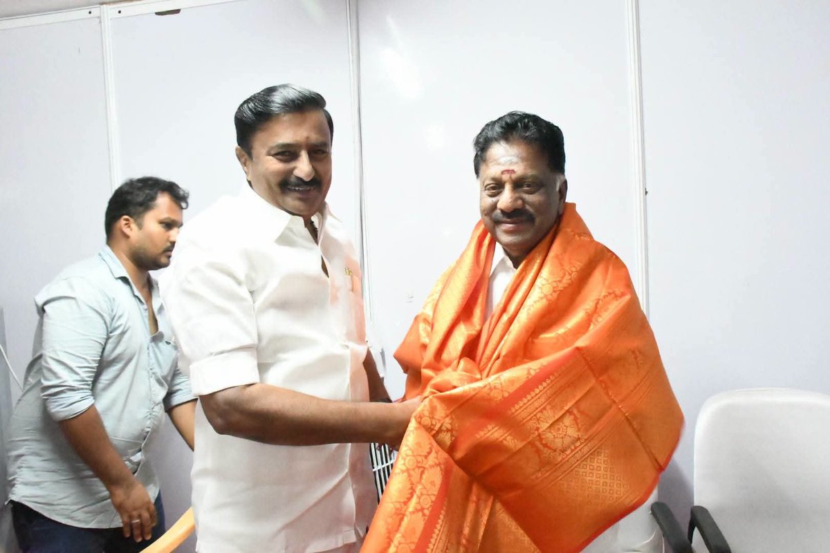 kavisriofficial's tweet photo. #தாராபுரம் இடைத்தேர்தல் களத்தில் முன்னாள் முதலமைச்சர் ஐயா திரு. ஓ.#பன்னீர்செல்வம், எம்.எல்.ஏ., அவர்கள்..!!🖤❤️

#DMK4TN #உதயசூரியன் https://t.co/vvssEo7oVE