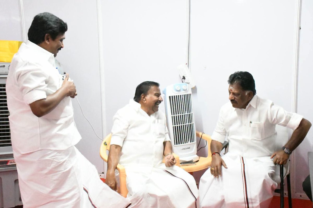 kavisriofficial's tweet photo. #தாராபுரம் இடைத்தேர்தல் களத்தில் முன்னாள் முதலமைச்சர் ஐயா திரு. ஓ.#பன்னீர்செல்வம், எம்.எல்.ஏ., அவர்கள்..!!🖤❤️

#DMK4TN #உதயசூரியன் https://t.co/vvssEo7oVE