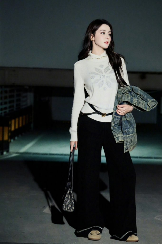 Raba_ML's tweet photo. The denim cut has a dignified posture, and the sharp silhouette outlines the slender body. #Dilraba became his own style between frankness and determination, and followed the autumn pace to go to Paris.✨

#Dilraba #DiorSS27
@Dior https://t.co/hqwsBjx2Kt