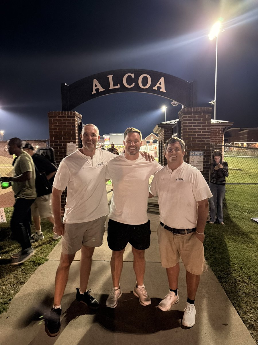 _willcompton's tweet photo. Got to meet Tennessee high school coaching legends tonight
Coach Nix + Coach Sweetland
Alcoa is going for their 12th consecutive State Championship this year (they currently have the longest active championship streak in the country) https://t.co/73dc6VLmnN