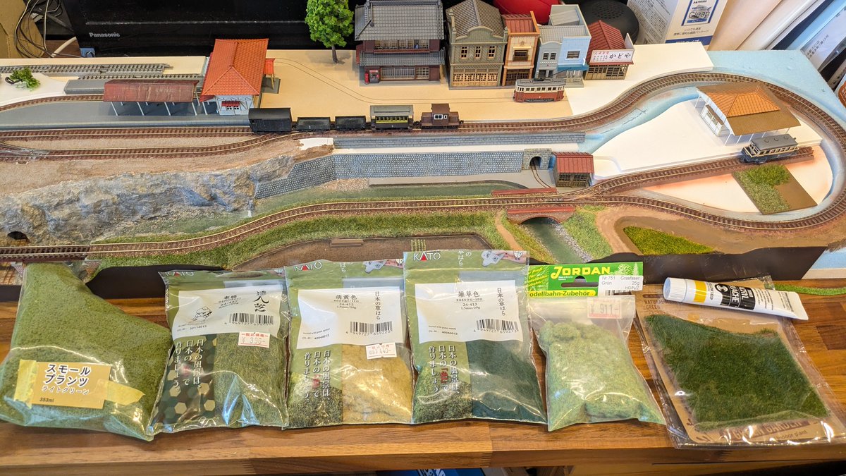 shimizu0298's tweet photo. Nナローレイアウト。草を植えております。KATOの草素材は日本の風景用に渋めの緑が多いようで、私としてはもっと明るい黄緑が好みなので探したらJORDANの製品の緑が明るくて良い感じ（写真の川の護岸部分）。でもKATOの製品もアクリル絵具等で色付けしたら好みの色に色付け出来るのですね。 https://t.co/Lddi9i8f22