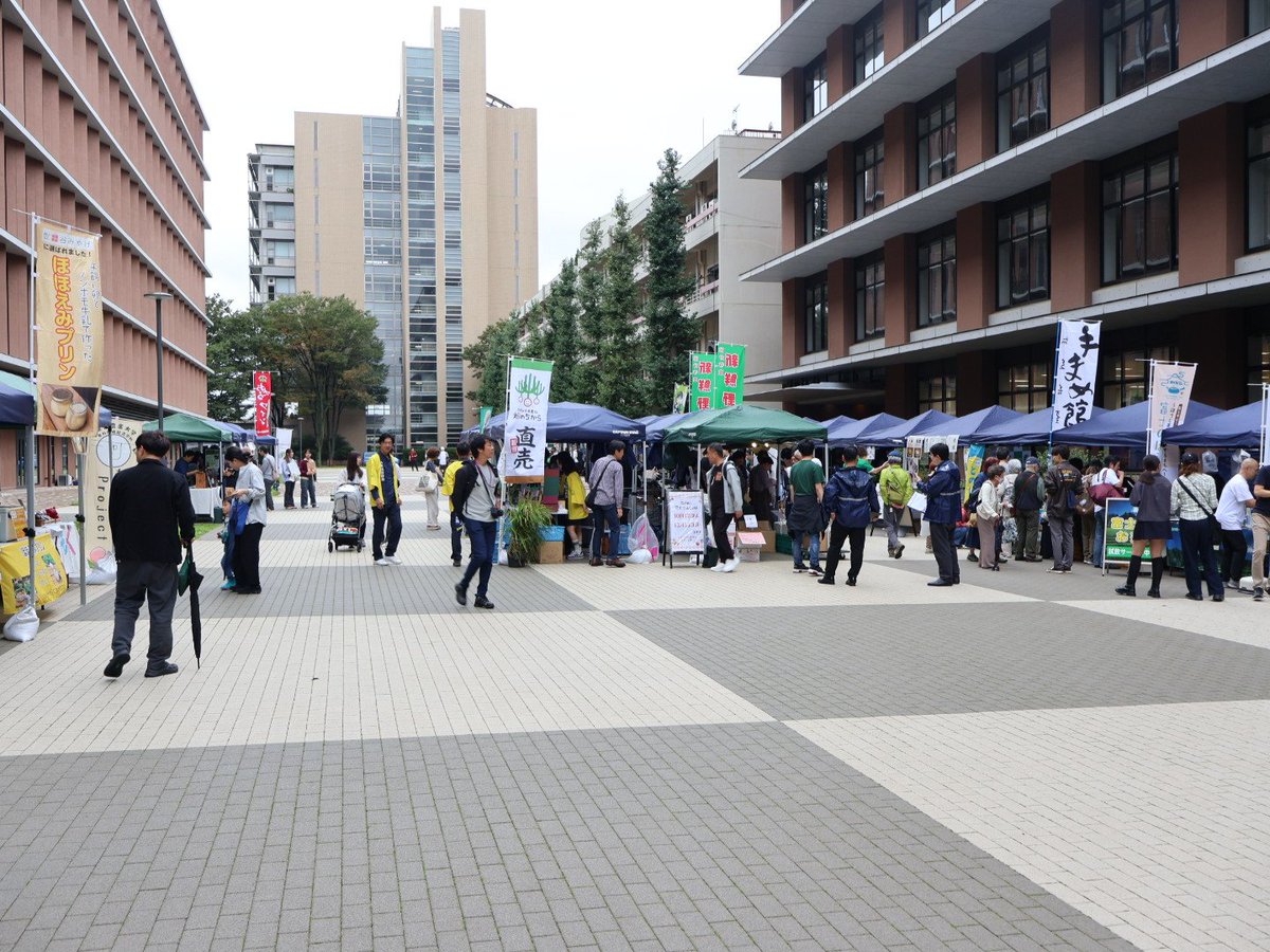 oishiishinbun's tweet photo. 東京農業大学（江口文陽学長）は26～27日、世田谷キャンパスにおいて「農大グランマルシェ」を開催中。
農大卒業生や現役農大生による物産販売、農大と連携協定を結ぶ地域の特産品などが集結する

詳しくはこちら↓
https://t.co/Rvz8D8f5Na

#東京農業大学
#農大グランマルシェ
#寿食品
#東京ぴくるす https://t.co/mycrmqMoq2