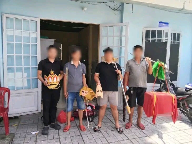 olympio1981's tweet photo. Sự việc xảy ra tại TPHCM vào ngày 20/9/2026 khi một nhóm bốn người hóa trang thành thầy trò Đường Tăng cưỡi ngựa trắng, đi bộ trên làn đường dành cho ô tô. https://t.co/DJjon4rLQN