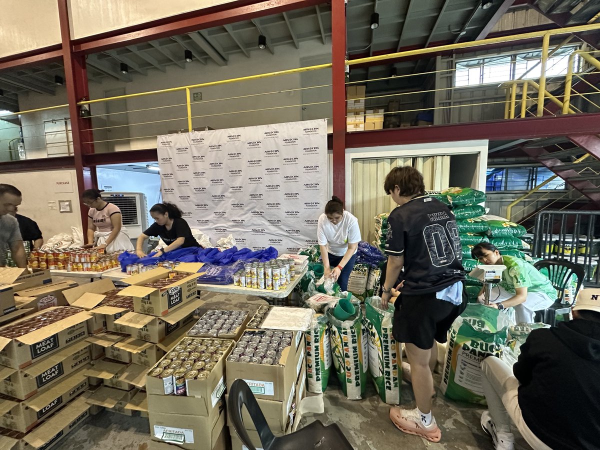 TEAMBLOOMPH's tweet photo. Today, our Blooms are busy repacking relief goods at the ABS-CBN Foundation warehouse as we prepare to bring the BINIYANIHAN donations to the communities who need them. 🫶🏻

And it’s a busy day for the community in more ways than one, with multiple block screenings of Forgotten Island happening today too! 🎬🌸

It’s beautiful to see how much love, time, and effort this community continues to give.

So much love for this community. So much love for our Blooms. 🥹🤍

Thank you for showing that being a BLOOM can mean showing up! For BINI, for each other, and for those who need a little help. 🌸

#BINIYANIHAN #BINI