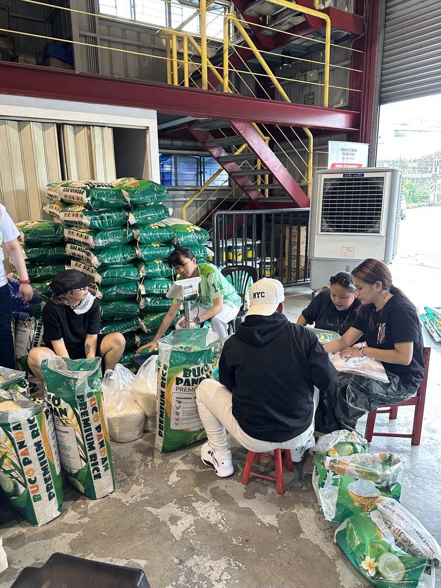 TEAMBLOOMPH's tweet photo. Today, our Blooms are busy repacking relief goods at the ABS-CBN Foundation warehouse as we prepare to bring the BINIYANIHAN donations to the communities who need them. 🫶🏻

And it’s a busy day for the community in more ways than one, with multiple block screenings of Forgotten Island happening today too! 🎬🌸

It’s beautiful to see how much love, time, and effort this community continues to give.

So much love for this community. So much love for our Blooms. 🥹🤍

Thank you for showing that being a BLOOM can mean showing up! For BINI, for each other, and for those who need a little help. 🌸

#BINIYANIHAN #BINI
