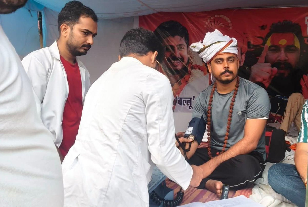 VoiceOfBrahmins's tweet photo. यूपी के वाराणसी में UGC और SC/ST एक्ट के विरोध में पिछले एक महीने से आंदोलन चल रहा है।

गौतम मिश्रा बल्लू, सनातनी चंदन बाबा, बृजेश मिश्रा समेत कई लोग 5 दिनों से भूख हड़ताल पर बैठे है। भूख हड़ताल पर बैठे लोगों की तबीयत नाजुक बनी हुई है। https://t.co/hNp3EF7ML0
