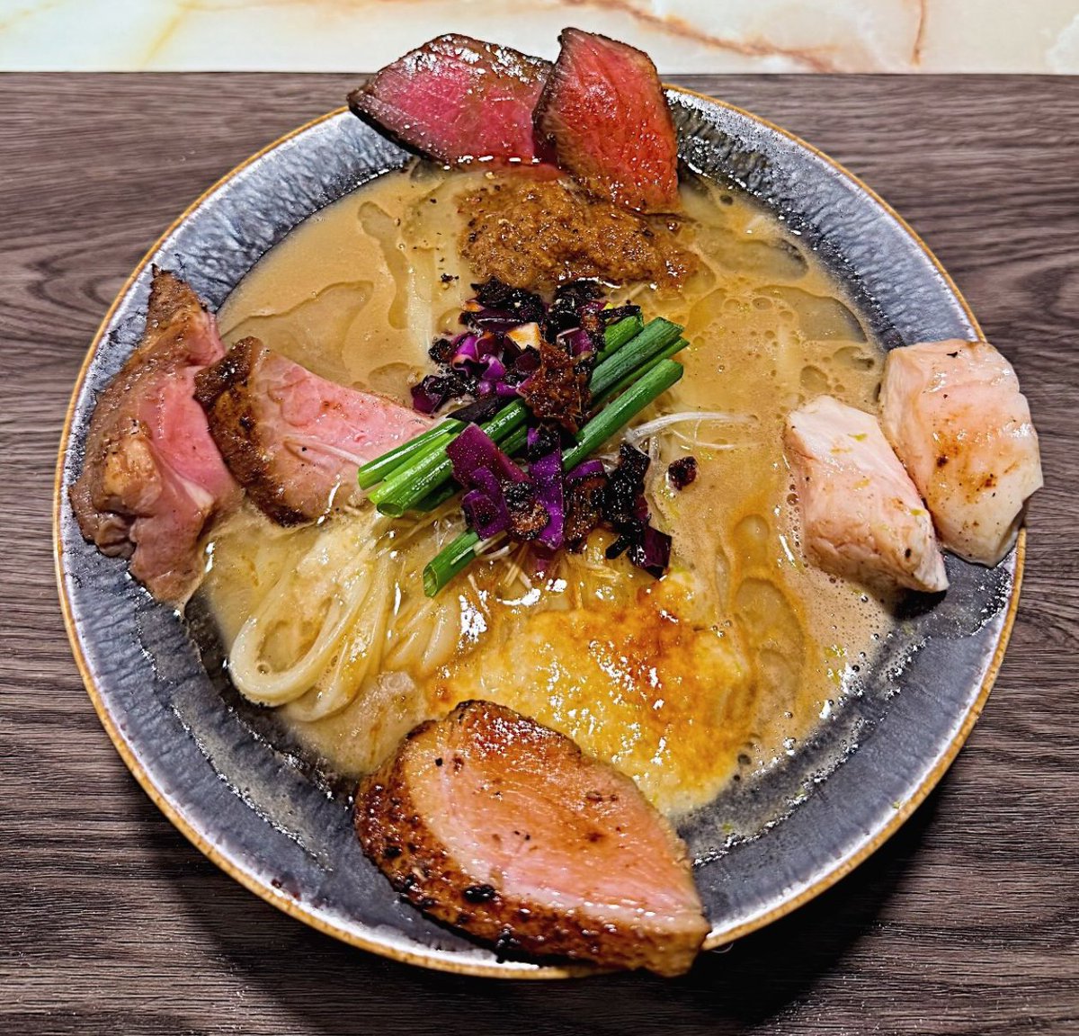 improvramen's tweet photo. 【時は来た】
9/27(日)中野ラーメン祭！！

craft over hype ＆improvisation2026
「濃縮と解放」豚骨魚介ラーメンの再構築SP

自分たちでも再現不可能な一日限りの即興ラーメンセッションをかまします🎸🥁🍜

専用チケットは当日朝から現地にて購入可！中野で待ってます！！
みんなで楽しみましょう🏆 https://t.co/IwEHFswpUQ