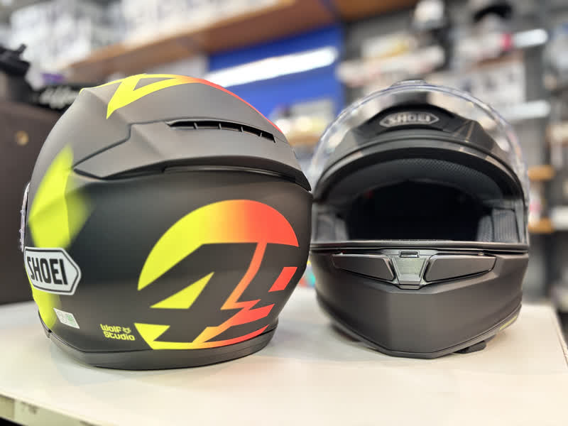 naps_kitakanto's tweet photo. ＼ヘルメット入荷情報／
SHOEIの新作ヘルメット
『Z-9』が入荷しております！！
まだ入荷数少ないですが・・・
現物見てから決めよう！という方もいらっしゃたのでぜひ見に来てください🤗
https://t.co/pbGzWcLqML
#SHOEI
#Z9
#NAPS
#ナップス仙台泉インター店
#なぷ仙 https://t.co/ffnyjEwHjr