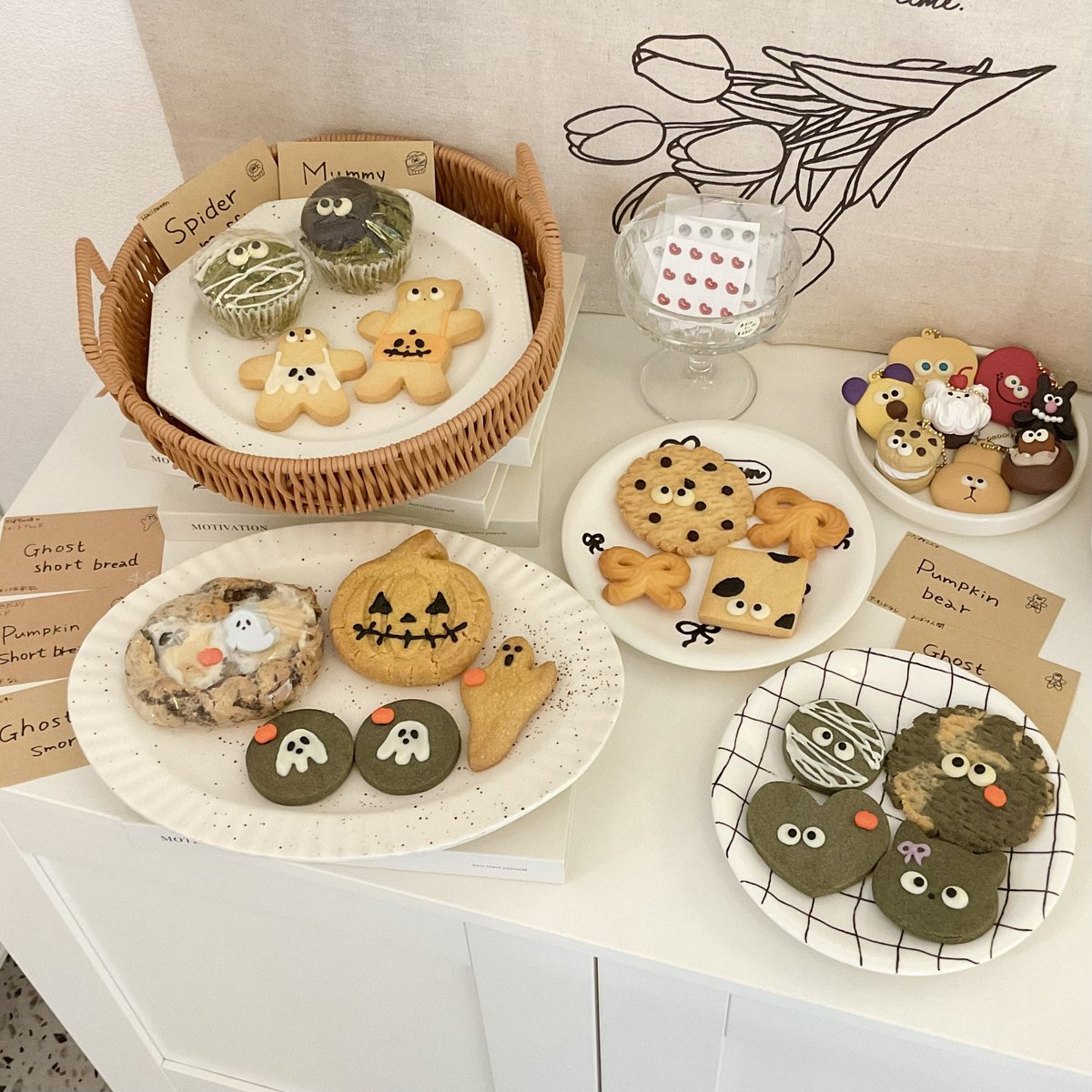 kogumaitancafe's tweet photo. 🎃本日、お菓子の種類いつも以上にたくさんあります👻
チーズケーキも焼きたてです🧀
ぜひお越しください🧸💖

#こぐまいたんカフェ #府中カフェ #中河原カフェ #推し活カフェ #オタ活 #韓国カフェ #ハロウィン #ハロウィンスイーツ #ハロウィンお菓子 #こぐまいたんカフェふわふわ巾着 #ガシャポン https://t.co/CZNyvT0Eh8