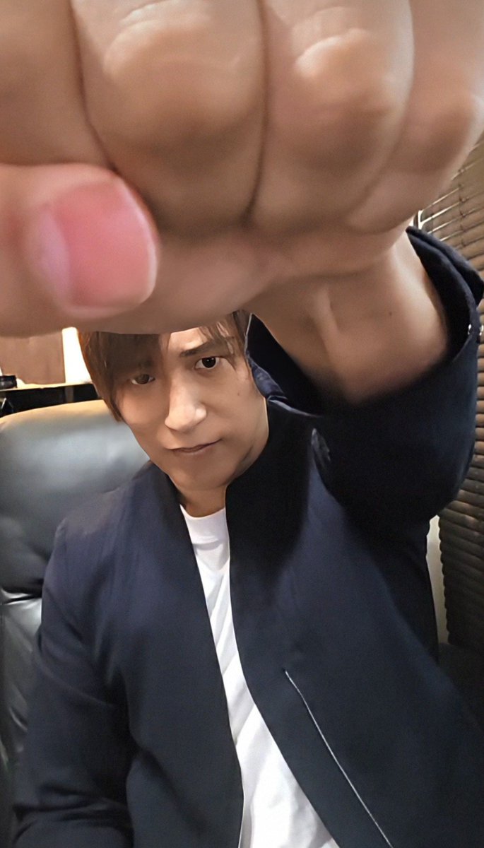 tomomuku1007's tweet photo. 飯伏さん21日以来の配信👀
昨日まで激痛で動けなかったそうです🥲今回の手術で徐々に痛みが治まりますように🙏
ちょっと痩せたように見えましたが、笑顔もあってホッとしました😊
今日は朝日カルチャーセンターで講演会です、どんな話が聞けるのか楽しみにしています✨
#飯伏幸太  #KotaIbushi https://t.co/MEZPV8Ac2h