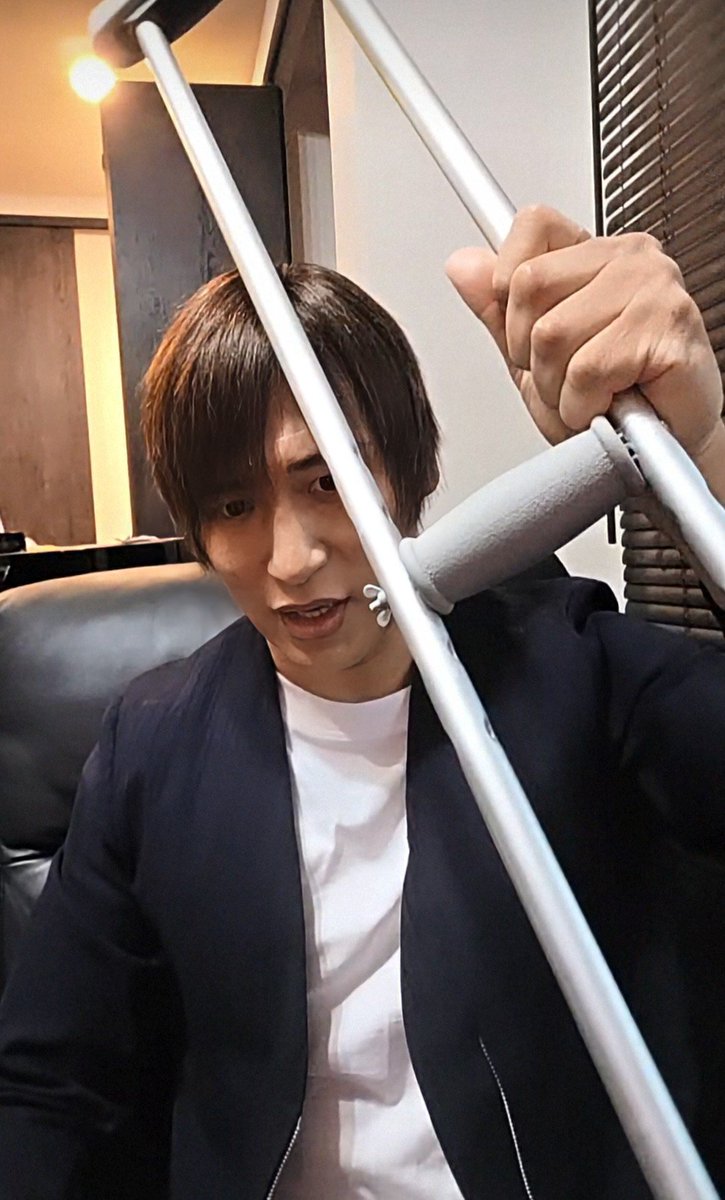 tomomuku1007's tweet photo. 飯伏さん21日以来の配信👀
昨日まで激痛で動けなかったそうです🥲今回の手術で徐々に痛みが治まりますように🙏
ちょっと痩せたように見えましたが、笑顔もあってホッとしました😊
今日は朝日カルチャーセンターで講演会です、どんな話が聞けるのか楽しみにしています✨
#飯伏幸太  #KotaIbushi https://t.co/MEZPV8Ac2h