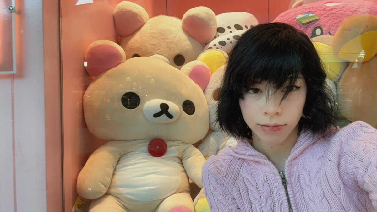 2angel_5's tweet photo. Me taking a pic with the bear I wanted 3 months before I got him https://t.co/rUblXTW80c