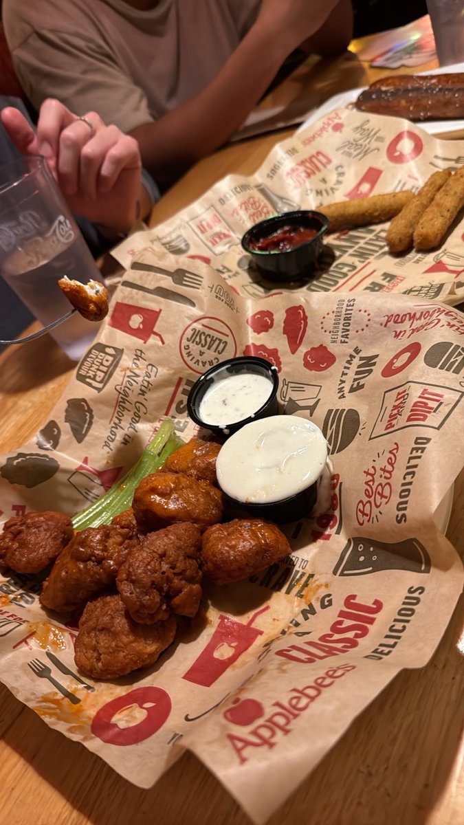 robertsano8's tweet photo. Waitress brought us blue waffles instead of blue cheese #fridaynightatapplebees #boysforthewin #expanding https://t.co/tCno4WHo5Q